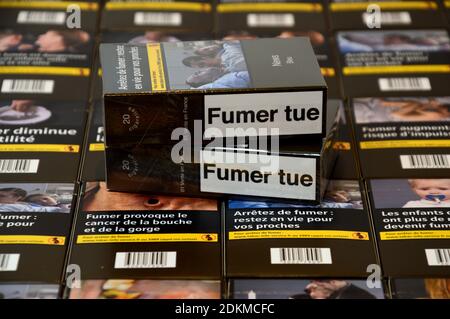 Marseille, France. 14 décembre 2020. Dans cette illustration, des paquets de cigarettes sont affichés.comme le prévoit le gouvernement français, le prix moyen d'un paquet de cigarettes sera de 10 cents plus cher. La décision a été prise dans l'espoir de réduire le nombre de fumeurs en France. Crédit : SOPA Images Limited/Alamy Live News Banque D'Images