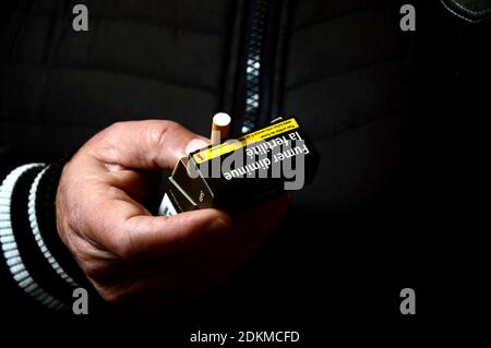 Marseille, France. 14 décembre 2020. Dans cette illustration, un homme tient un paquet de cigarettes.comme prévu par le gouvernement français, le prix moyen d'un paquet de cigarettes sera de 10 cents plus cher. La décision a été prise dans l'espoir de réduire le nombre de fumeurs en France. Crédit : SOPA Images Limited/Alamy Live News Banque D'Images