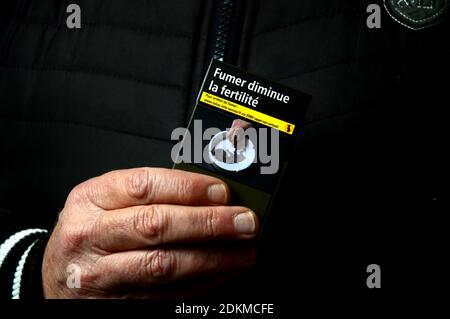 Marseille, France. 14 décembre 2020. Dans cette illustration, un homme tient un paquet de cigarettes.comme prévu par le gouvernement français, le prix moyen d'un paquet de cigarettes sera de 10 cents plus cher. La décision a été prise dans l'espoir de réduire le nombre de fumeurs en France. Crédit : SOPA Images Limited/Alamy Live News Banque D'Images