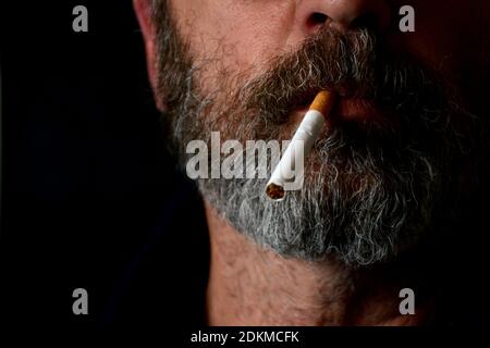 Marseille, France. 14 décembre 2020. Dans cette photo, un homme avec une cigarette dans la bouche.comme le prévoit le gouvernement français, le prix moyen d'un paquet de cigarettes sera 10 cents plus cher. La décision a été prise dans l'espoir de réduire le nombre de fumeurs en France. Crédit : SOPA Images Limited/Alamy Live News Banque D'Images