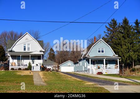 Elgin, Illinois, États-Unis. Une paire de maisons unifamiliales plus anciennes avec garages indépendants s'assoient côte à côte, ce qui est typique d'un quartier de la vieille ville. Banque D'Images