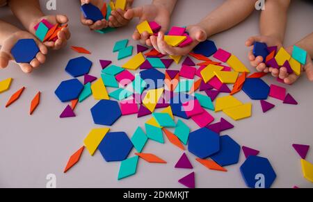 Édifice pour enfants d'âge préscolaire avec blocs de bois. Développement des enfants Banque D'Images