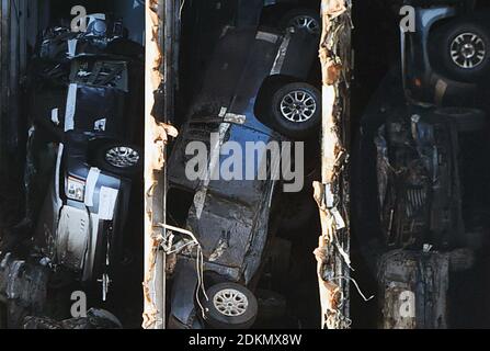 Brunswick, États-Unis. 14 décembre 2020. Des voitures sont vues dans la section de l'arc du navire de cargaison Golden Ray après qu'il a été coupé du porte-voiture et remorqué. Une entreprise de récupération coupe le navire en huit segments, chacun étant enlevé par une barge et mis au rebut. Le porte-véhicule, chargé de 4200 voitures neuves, a chaviré dans le détroit de l'île Saint-Simons le 8 septembre 2019, alors qu'il quittait le port de Brunswick, en Géorgie. Crédit : SOPA Images Limited/Alamy Live News Banque D'Images