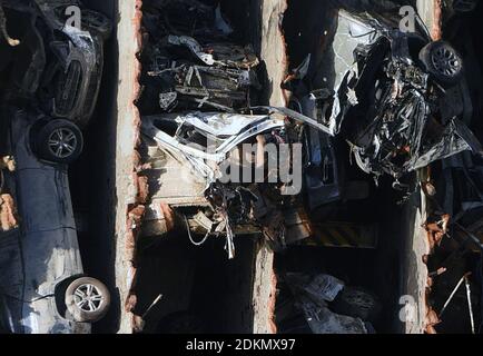 Brunswick, États-Unis. 14 décembre 2020. Des voitures écrasées sont vues dans la section de l'arc du navire de cargaison Golden Ray après qu'il a été coupé du porte-voiture et remorqué. Une entreprise de récupération coupe le navire en huit segments, chacun étant enlevé par une barge et mis au rebut. Le porte-véhicule, chargé de 4200 voitures neuves, a chaviré dans le détroit de l'île Saint-Simons le 8 septembre 2019, alors qu'il quittait le port de Brunswick, en Géorgie. Crédit : SOPA Images Limited/Alamy Live News Banque D'Images