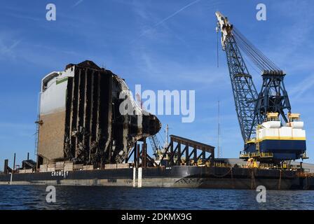 Brunswick, États-Unis. 14 décembre 2020. La partie en arc du navire de cargaison Golden Ray repose sur une barge après avoir été coupée du porte-voiture et remorquée. Une entreprise de récupération coupe le navire en huit segments, chacun étant enlevé par une barge et mis au rebut. Le porte-véhicule, chargé de 4200 voitures neuves, a chaviré dans le détroit de l'île Saint-Simons le 8 septembre 2019, alors qu'il quittait le port de Brunswick, en Géorgie. Crédit : SOPA Images Limited/Alamy Live News Banque D'Images