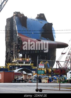 Brunswick, Géorgie, États-Unis. 13 décembre 2020. La partie en arc du navire de cargaison Golden Ray repose sur une barge après avoir été coupée du porte-voiture et remorquée. Une entreprise de récupération coupe le navire en huit segments, chacun étant enlevé par une barge et mis au rebut. Le porte-véhicule, chargé de 4200 voitures neuves, a chaviré dans le détroit de l'île Saint-Simons le 8 septembre 2019, alors qu'il quittait le port de Brunswick, en Géorgie. Crédit : Paul Hennessy/SOPA Images/ZUMA Wire/Alay Live News Banque D'Images