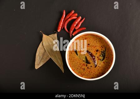 La soupe de tomates est une soupe faite avec des tomates comme ingrédient principal. Il peut être servi chaud ou froid dans un bol, et peut être fait de différentes façons Banque D'Images