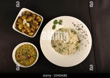 riz de la jeera servi avec un chaat de pommes de terre et une poêle à frire Banque D'Images