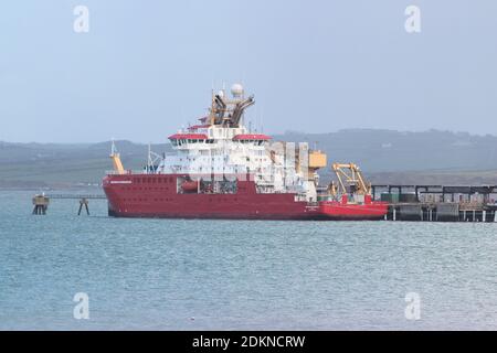 Le navire de recherche Sir RRS David Attenborough est amarré sur les quais de Holyhead à Anglesey, au pays de Galles. Le navire a terminé sa première série de tests techniques Banque D'Images