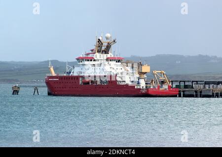 Le navire de recherche Sir RRS David Attenborough est amarré sur les quais de Holyhead à Anglesey, au pays de Galles. Le navire a terminé sa première série de tests techniques Banque D'Images