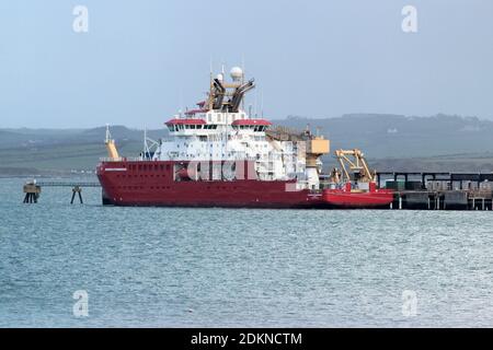 Le navire de recherche Sir RRS David Attenborough est amarré sur les quais de Holyhead à Anglesey, au pays de Galles. Le navire a terminé sa première série de tests techniques Banque D'Images