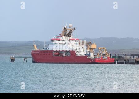 Le navire de recherche Sir RRS David Attenborough est amarré sur les quais de Holyhead à Anglesey, au pays de Galles. Le navire a terminé sa première série de tests techniques Banque D'Images