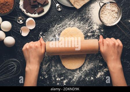 Femme préparant une boulangerie sur une table, vue de dessus Banque D'Images