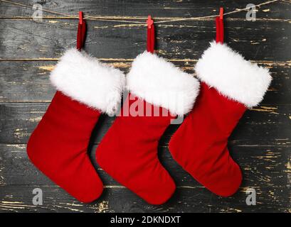 Chaussettes de Noël sur fond en bois sombre Banque D'Images