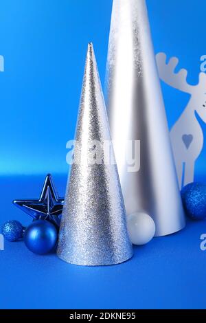 De belles décorations de Noël sur un fond de couleur Banque D'Images