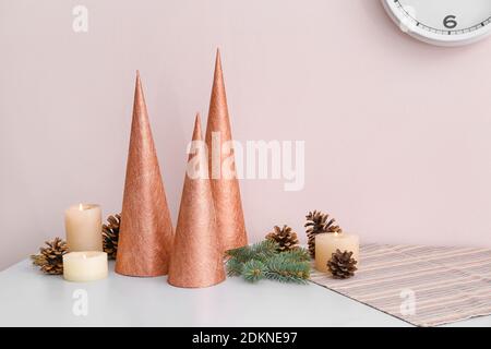 Superbes décorations de Noël sur table dans la chambre Banque D'Images