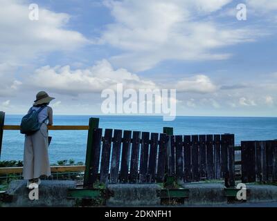 La jeune fille se trouve sur la station Duoliang la plus belle station À Taïwan Banque D'Images