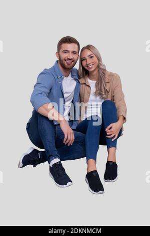 Couple assis sur le sol embrassant. Couple de surveillance avant isolée. Relation, famille, amoureux, amis concept Banque D'Images