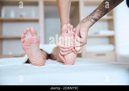 Jeune femme ayant la réflexologie dans la station thermale Banque D'Images
