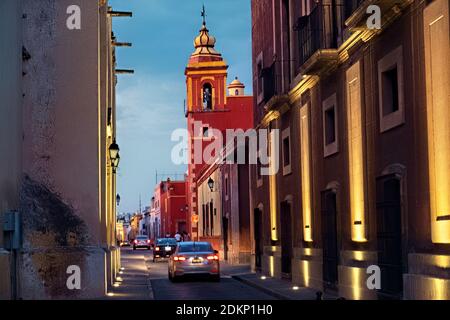 Couvent des Carmélites au crépuscule, Santiago de Queretaro, Queretaro, Mexique Banque D'Images