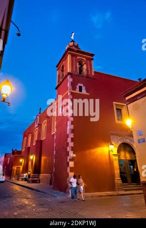 Couvent des Carmélites au crépuscule, Santiago de Queretaro, Queretaro, Mexique Banque D'Images