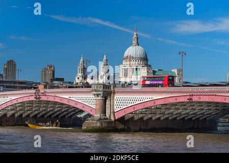 Pont Blackfriars, cathédrale Saint-Paul, bateau fluvial et bus rouge. Londres, Royaume-Uni Banque D'Images