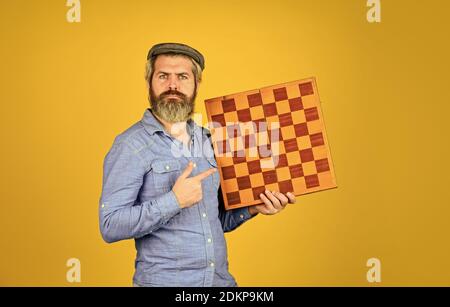 Jeu De Société. Nivellez Votre Iq. Barbu Homme Tenir échiquier. Concept De  Quotient D'intelligence. Cerveau Humain Photo stock - Image du checkmate,  conduite: 215315656