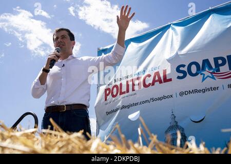 Photo du dossier datée du 13 août 2019, Pete Buttigieg, un espoir présidentiel démocrate, visite la foire de l'État de l'Iowa à des Moines, Iowa, États-Unis. Joe Biden nommera Pete Buttigieg comme son secrétaire aux transports, a déclaré le président élu mardi, en élevant l'ancien maire de South Bend, Indiana, et le candidat présidentiel démocrate 2020 à un poste de haut niveau au sein du gouvernement fédéral. Photo par Alex Edelman/CNP/ABACAPRESS.COM Banque D'Images