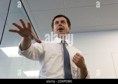 Photo du dossier datée du 23 mai 2019, Pete Buttigieg rencontre les dirigeants de la communauté juive lors d'une réunion de salon commun dans les bureaux de Bluelight stratégies à Washington DC, États-Unis. Joe Biden nommera Pete Buttigieg comme son secrétaire aux transports, a déclaré le président élu mardi, en élevant l'ancien maire de South Bend, Indiana, et le candidat présidentiel démocrate 2020 à un poste de haut niveau au sein du gouvernement fédéral. Photo de Stefani Reynolds/CNP/ABACAPRESS.COM Banque D'Images