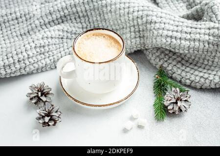 Composition hivernale de style scandinave. Tasse blanche avec café et guimauve - image Banque D'Images