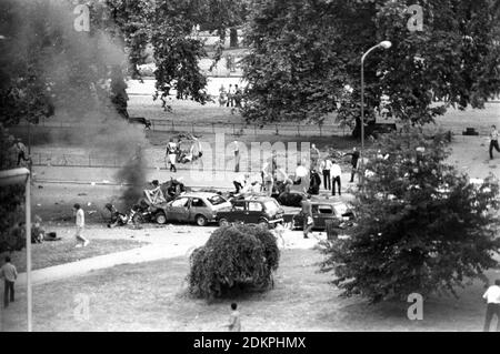 Photo du dossier datée du 20/07/82 de fours à fumée provenant d'une voiture de démolition à Rotten Row, Londres, après qu'une bombe a explosé alors que les cavalrymen se sont rendus à la cérémonie de changement de garde à Whitehall. Les parents de quatre soldats britanniques tués lors de l'attentat de Hyde Park attendent une décision de la haute Cour après avoir demandé à un juge d'accorder des « dommages-intérêts accessoires » à la « condamnation par la société des requins » de l'atrocité. Banque D'Images