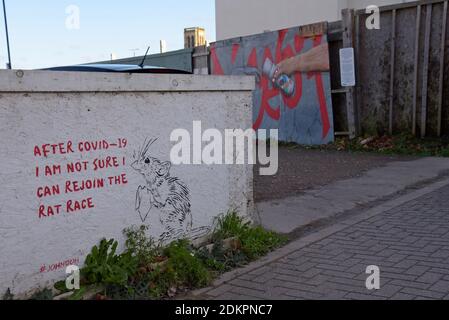 Street art à Cheltenham, Glos fatturant un rat ne voulant pas rejoindre la course de rat après Covid 19 Banque D'Images