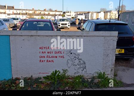 Street art à Cheltenham, Glos fatturant un rat ne voulant pas rejoindre la course de rat après Covid 19 Banque D'Images