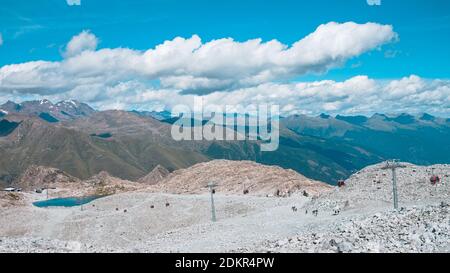 Un téléphérique près d'un lac dans les Alpes italiennes (Trentin, Italie, Europe) Banque D'Images