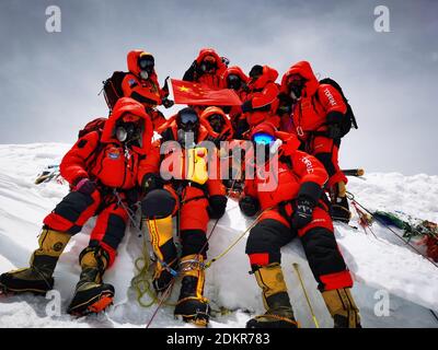 (201216) -- BEIJING, 16 décembre 2020 (Xinhua) -- des arpenteurs chinois posent pour une photo de groupe au-dessus du Mont Qomolangma le 27 mai 2020. La nouvelle hauteur du mont Qomolangma, le plus haut sommet du monde, est de 8,848.86 mètres, comme l'ont annoncé conjointement la Chine et le Népal le 8 décembre. En regardant 2020, il y a toujours des photos chaudes et des moments de contact : Le dévouement en première ligne pour lutter contre l'épidémie, la persévérance pour sortir de la pauvreté, le courage d'assumer la responsabilité du remblai contre le déluge, la joie et la fierté lors de l'atteinte du sommet du Mont Qomolangma... Ces gens Banque D'Images