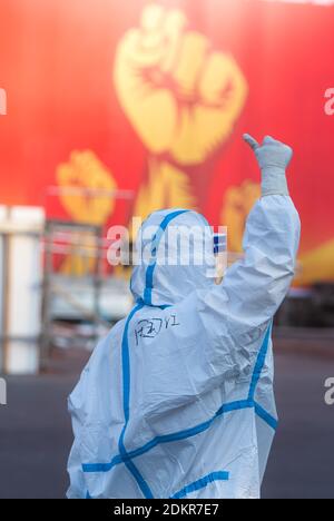 (201216) -- BEIJING, 16 décembre 2020 (Xinhua) -- UN personnel médical fait un geste d'encouragement à l'hôpital temporaire converti du centre sportif de Wuhan à Wuhan, dans la province de Hubei, dans le centre de la Chine, le 12 février 2020. En regardant 2020, il y a toujours des photos chaudes et des moments de contact : Le dévouement en première ligne pour lutter contre l'épidémie, la persévérance pour sortir de la pauvreté, le courage d'assumer la responsabilité du remblai contre le déluge, la joie et la fierté lors de l'atteinte du sommet du Mont Qomolangma... Ces gens et choses touchent notre cœur et nous donnent de la chaleur Banque D'Images