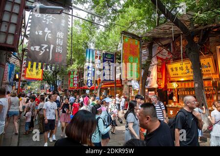 Une foule de gens magasinent pour manger dans le quartier musulman Xian Xi'an Chine Banque D'Images