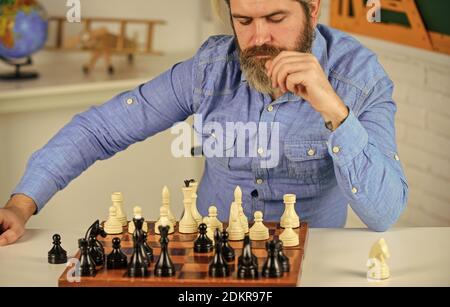 Un mauvais déplacement annule les bons. Leçon d'échecs. Concept de stratégie. Jouer aux échecs. Passe-temps intellectuel. Figures sur un échiquier en bois. Réfléchir à l'étape suivante. Logiques de développement. Apprendre jouer échecs. Banque D'Images
