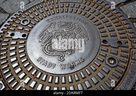 Worms , Allemagne - 06 29 2020: Couverture de trou d'homme avec des armoiries de vers Banque D'Images