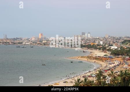 Luanda/Angola - 12/10/2015: Vue aérienne du centre-ville de Luanda, de la côte marine et de la plage, des bâtiments marginaux et centraux, en Angola Banque D'Images