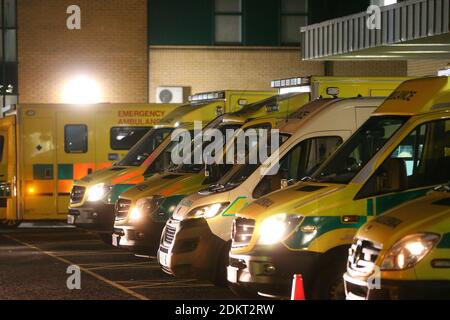 Files d'attente d'ambulances à l'extérieur de l'hôpital de la région d'Antrim, Irlande du Nord photo Mal McCann Banque D'Images