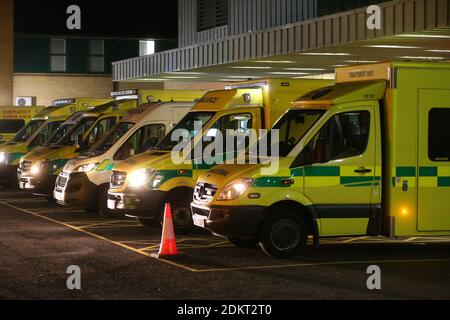 Files d'attente d'ambulances à l'extérieur de l'hôpital de la région d'Antrim, Irlande du Nord photo Mal McCann Banque D'Images