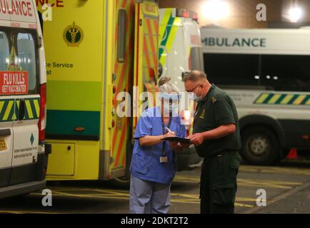 Files d'attente d'ambulances à l'extérieur de l'hôpital de la région d'Antrim, Irlande du Nord photo Mal McCann Banque D'Images