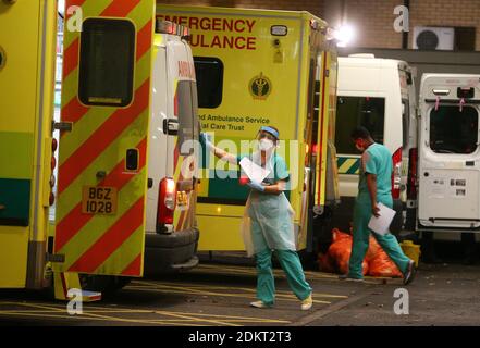 Files d'attente d'ambulances à l'extérieur de l'hôpital de la région d'Antrim, Irlande du Nord photo Mal McCann Banque D'Images