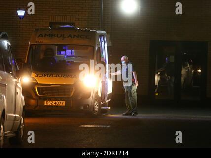 Files d'attente d'ambulances à l'extérieur de l'hôpital de la région d'Antrim, Irlande du Nord photo Mal McCann Banque D'Images