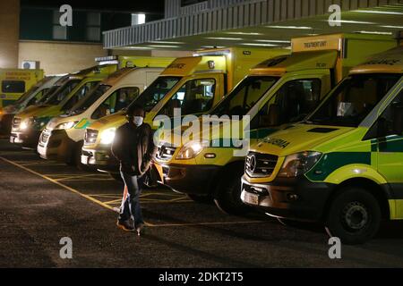 Files d'attente d'ambulances à l'extérieur de l'hôpital de la région d'Antrim, Irlande du Nord photo Mal McCann Banque D'Images