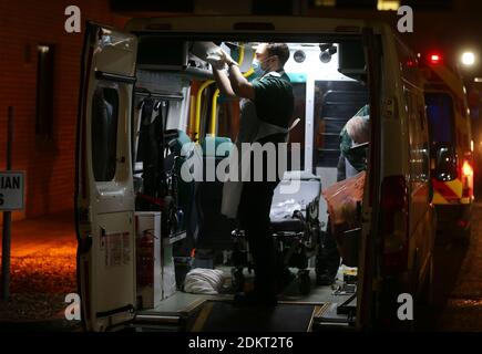 Files d'attente d'ambulances à l'extérieur de l'hôpital de la région d'Antrim, Irlande du Nord photo Mal McCann Banque D'Images