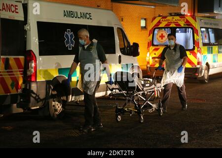 Files d'attente d'ambulances à l'extérieur de l'hôpital de la région d'Antrim, Irlande du Nord photo Mal McCann Banque D'Images