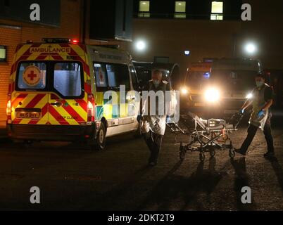 Files d'attente d'ambulances à l'extérieur de l'hôpital de la région d'Antrim, Irlande du Nord photo Mal McCann Banque D'Images