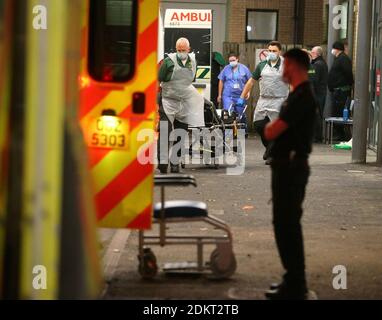 Files d'attente d'ambulances à l'extérieur de l'hôpital de la région d'Antrim, Irlande du Nord photo Mal McCann Banque D'Images